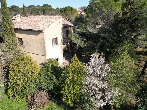 1.4 km du centre historique d'UZES: villa 240 m² sur 1655 m² de terrain