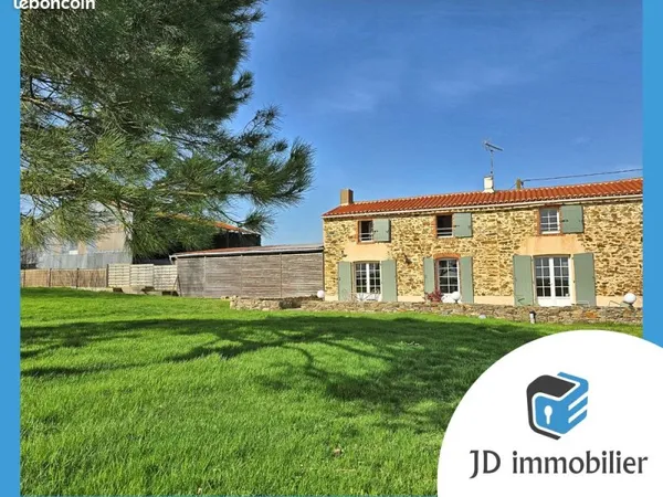 Maison de charme, 4 chambres, double garage et grand terrain avec vue dégagée sur la nature