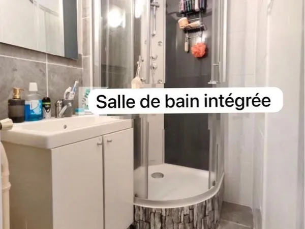 Chambre avec douche intégrée
