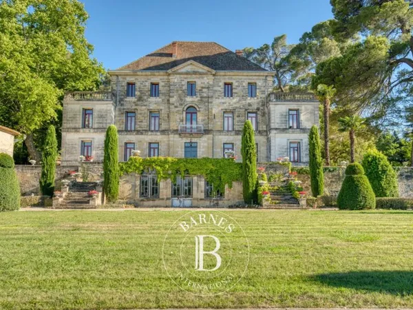 Hérault, château du XIXème siècle et son domaine viticole de près de 50 hectares