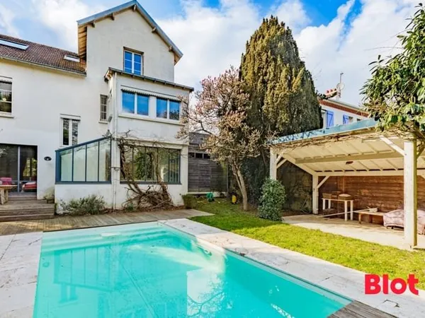 Vente maison - 10 pièces 215 m²