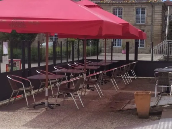 Ensemble immobilier de restaurant et hôtel