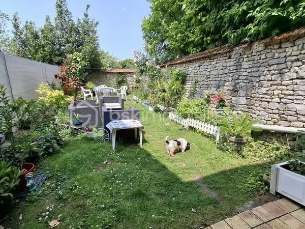 Maison de ville avec des dépendances et jardin