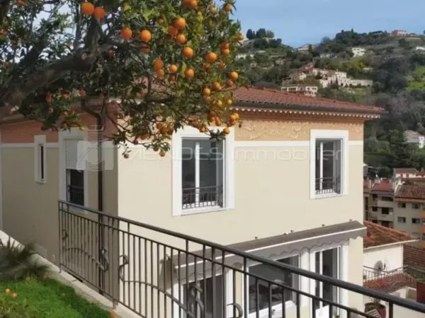 SUPERBE VILLA MODERNE AVEC PISCINE ET VUE MER A MENTON