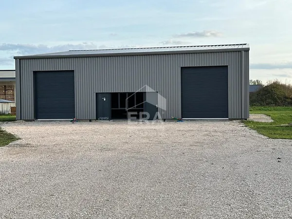 Local commercial de 396 m² sur un terrain de 5000 m² clos et sécurisé
