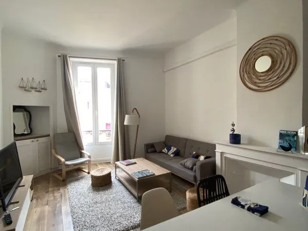 HYÈRES CENTRE - APPARTEMENT 65m2 / T3 AVEC CHARME