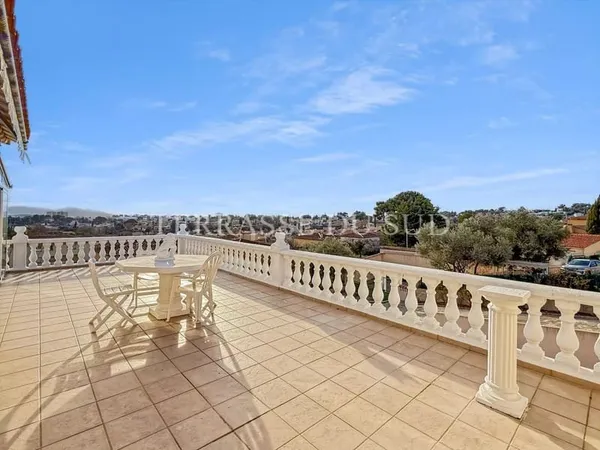 Vente Maison 132 m2 + Dépendance de 43 m2, Garages, Terrasses, Jardin, Piscine sur Parcelle de 2 737