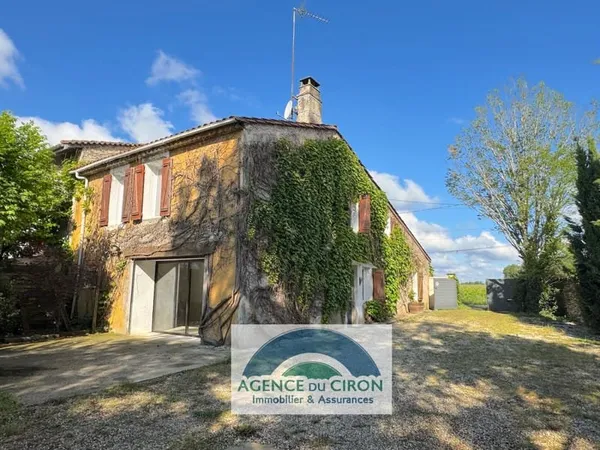 Maison de charme avec vaste jardin et piscine