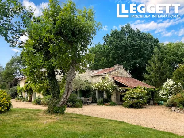 Charmante Maison en Pierre Rénovée avec Jardin Arboré et Dépendances au calme, proche Saumur