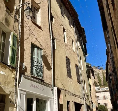 Maison de village en plein centre ville, avec magasin loué et 3 étages à rénover.