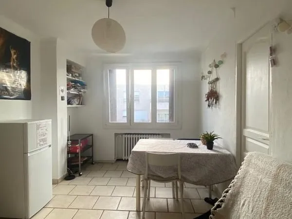 Location 2 pièces, centre ville, calme. Pour étudiant uniquement