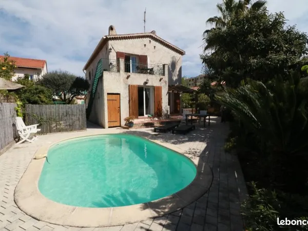 Villa Piscine - Deux Appartements, Gros Potentiel