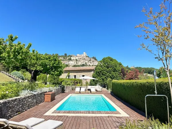 Mas à Louer : Un Havre de Paix avec Piscine et Tennis Privé