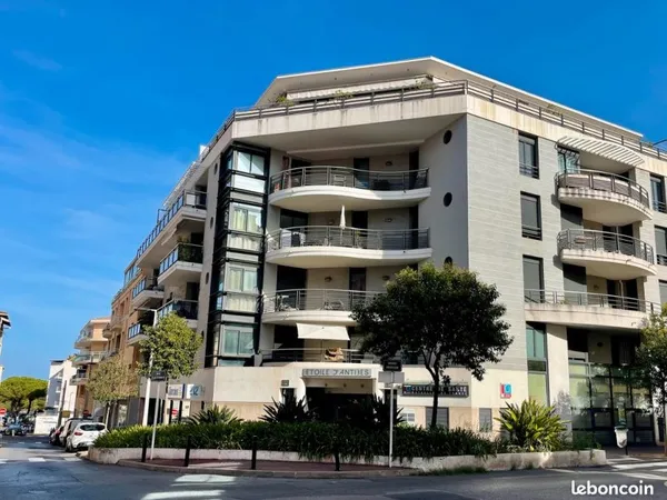 Antibes 2 pièces avec balcon + parking, emplacement premium à 50 mètres du port