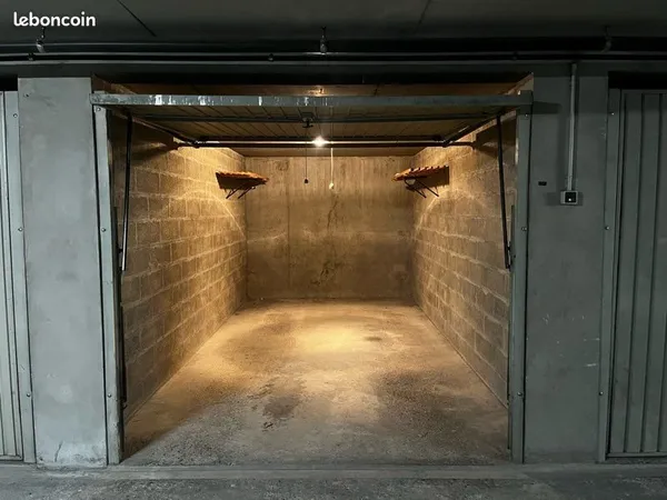 Garage (place de parking dans un box fermé)