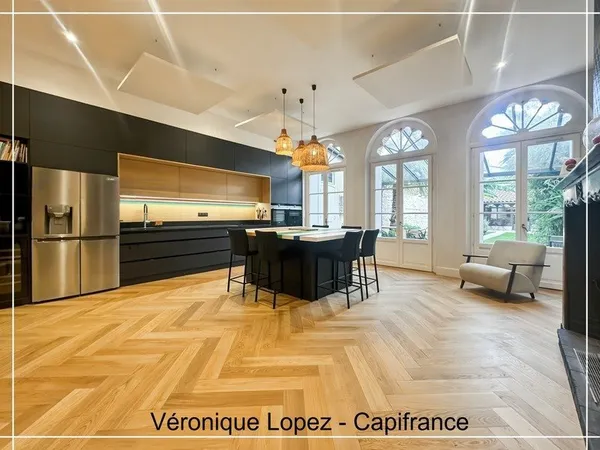 Agen, coeur de ville, superbe maison en pierre de 266 m² entièrement rénovée, jardin, piscine, ateli