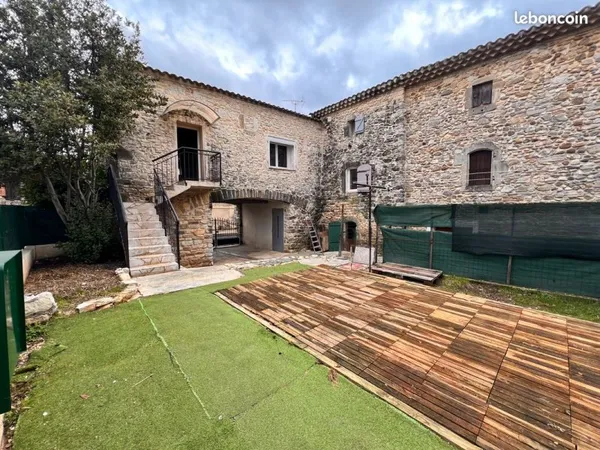 Maison de village en pierre P4 avec extérieur et place de parking (+ Clim)