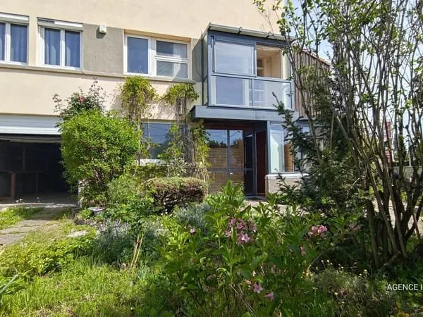 Maison, 8 pièces, 168 m² hab. Terrain. Piscine