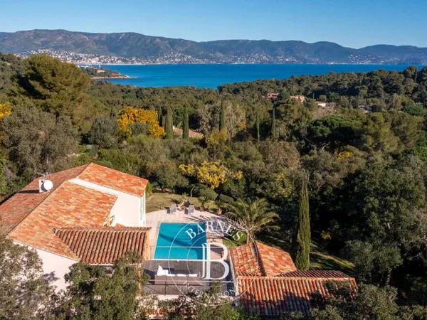 Exclusivité - Cap Bénat - Maison de 275 m² - 6 chambres - Piscine - Garage