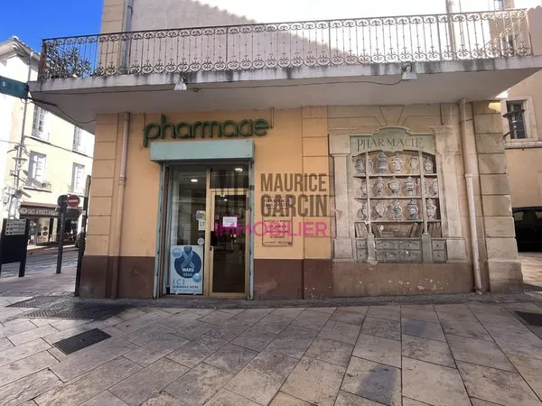 Local commercial 1 pièce 155 m²