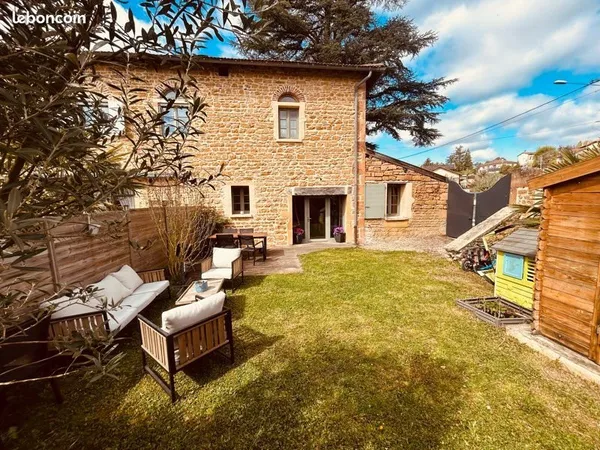 Maison de village en pierre dorée