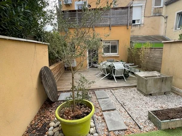 Charmante maison de ville rénovée avec jardin et terrasse - au calme - quartier Clos chassaing
