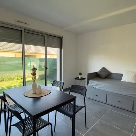 LOUE APPARTEMENT T3 RÉNOVÉ (Terrace/Jardin + garage fermé + cour + place de parking)