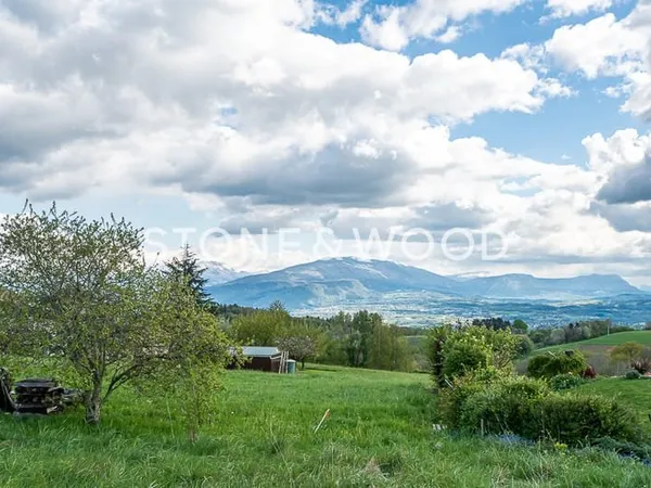 Terrain constructible avec belle vue sur les montagnes