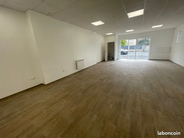 Local commercial avec vitrine 80m2