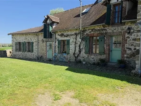 3 maisons rénovées avec 2 granges, 1km de Magnac Laval 87