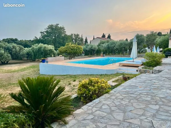 Chambre à louer avec salle d'eau privative dans villa Provençale (Var), grand jardin avec piscine