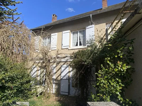 GRANDE MAISON FAMILIALE PROCHE DU CHATEAU
