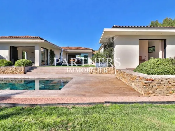 Maison contemporaine de 285 m² avec piscine, vue sur les vignes