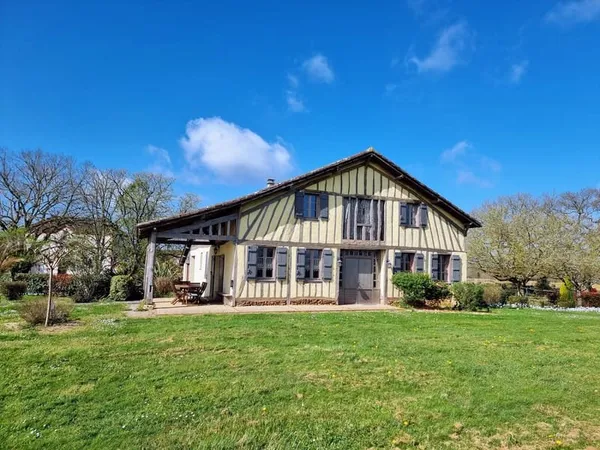 Superbe ferme traditionnelle entièrement rénovée avec piscin