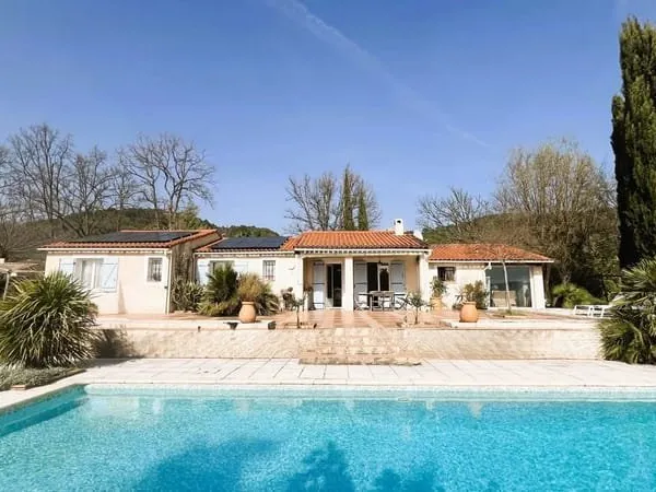 Tourrettes, villa de plain-pied, studio indépendant, piscine.