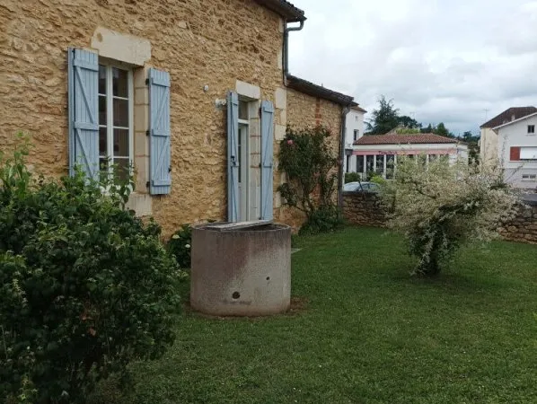 Venez découvrir cette agréable maison de village avec son jardinet équipé d'un puit
