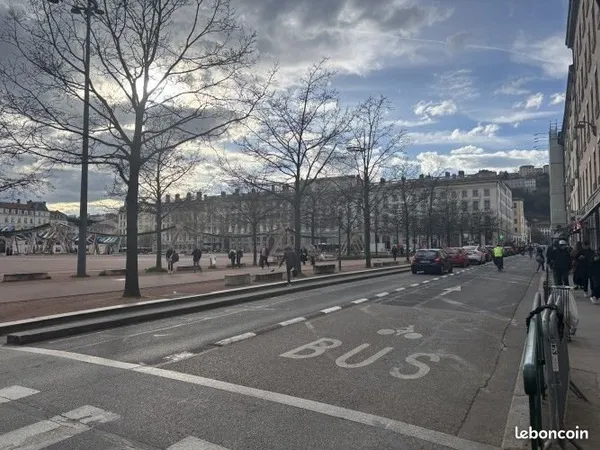 Commerce habillement/textile 48 m²