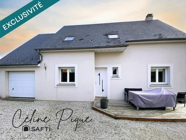 Maison individuelle de 7 pièces, 4 chambres et un bureau avec garage.