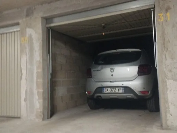 Garage box à Rambouillet centre ville a 5 min à pied de la gare dans residence standing securisee