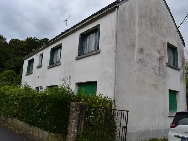 MAISON À RÉNOVER AVEC BEAUX VOLUMES ET FORT POTENTIEL GUIDEL (proche bourg)