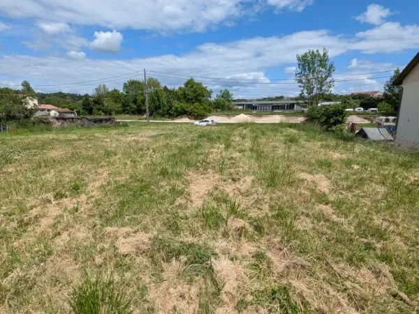 Terrain 899 m²