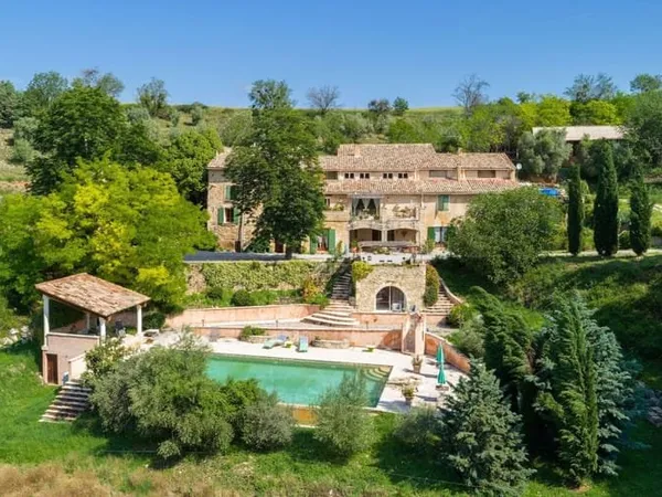 Maison 13 pièces 692 m²