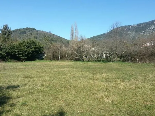 Commune de LEVENS, TRES BEAU TERRAIN CONSTRUCTIBLE ENTIEREMENT PLAT