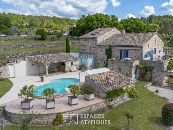 Séduisant mas ardéchois de caractère avec piscine et dépendances sur un terrain remarquablement arbo