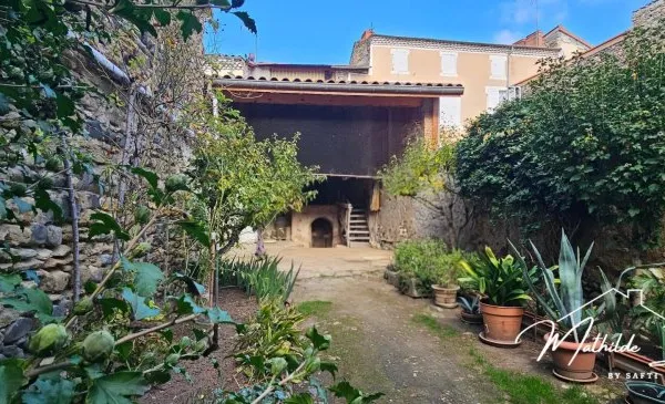 Maison, grange et cour non attenante