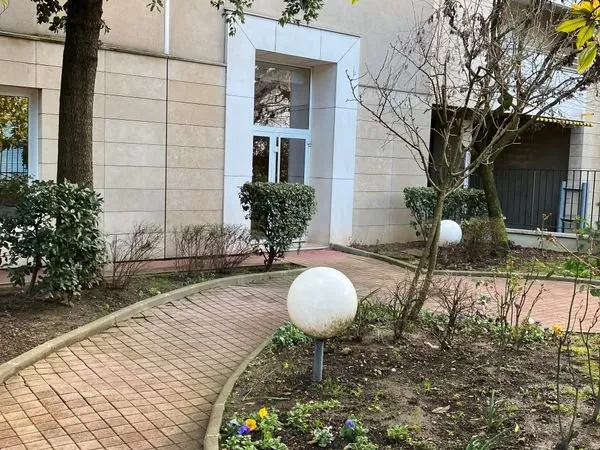 Vends beau studio avec un balcon de 10m²