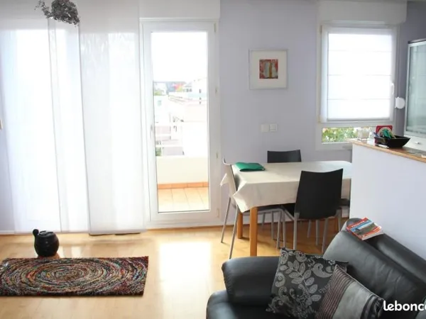 À LOUER - STRASBOURG - NEUDORF Très beau 2 pièces 45 m2, avec balcon, parking en sous-sol, cave. 760