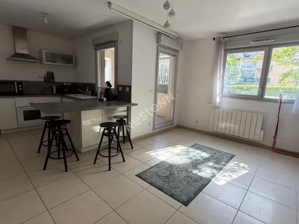 Appartement T2 Villeurbanne proche Grand clément, loggia,cuisine US équipée, copropriété récente, po