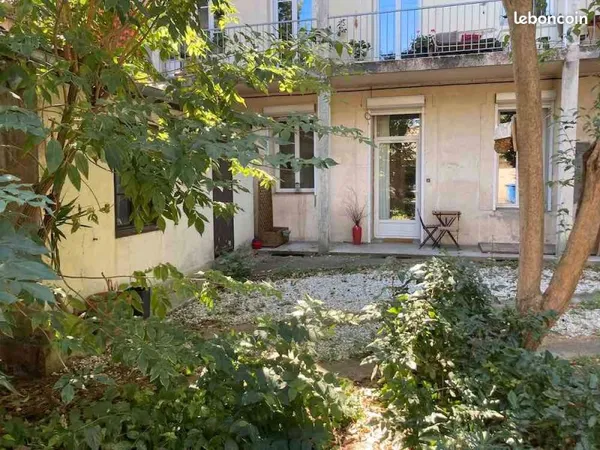 Charmant appartement avec murs de briques et galets, disponible du 14 mai à juillet-août
