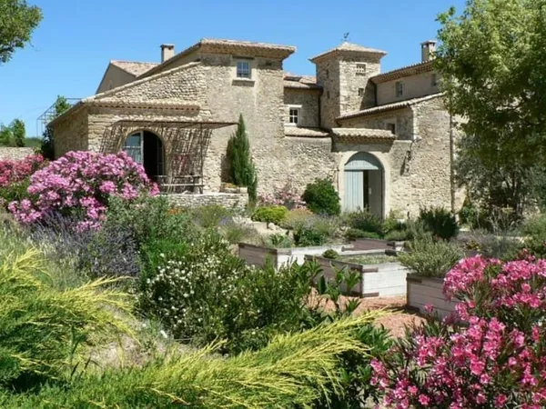 ANCIENNE FERME RENOVE SUR 42 HECTARES AU COEUR DE LA DROME PR